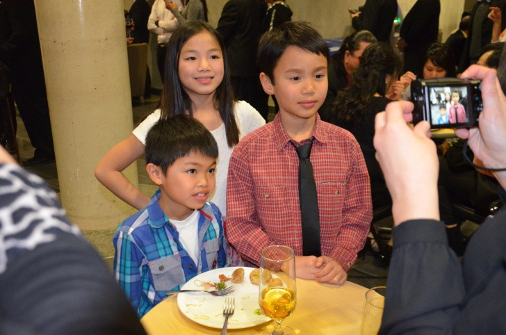 Vui vẻ chụp ảnh cùng nhau. (Ảnh: Lê Hoàng/Vietnam+)