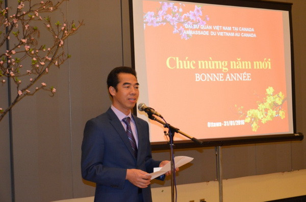 Đại sứ Tô Anh Dũng phát biểu chào mừng và chúc Tết gia đình các cháu con nuôi. (Ảnh: Lê Hoàng/Vietnam+)