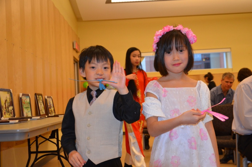 Vui vẻ chơi đùa cùng những con chuồn chuồn tre. (Ảnh: Lê Hoàng/Vietnam+)