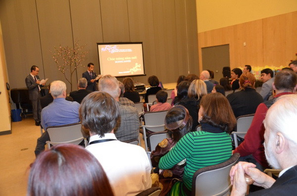 Rất đông các gia đình nhận con nuôi Việt Nam tại Canada đã đến tham dự buổi gặp mặt này. (Ảnh: Lê Hoàng/Vietnam+)