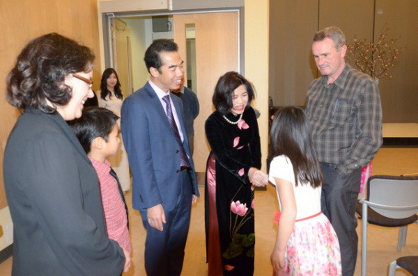 Đại sứ Tô Anh Dũng và phu nhân chào đón các cháu con nuôi và gia đình. (Ảnh: Lê Hoàng/Vietnam+)