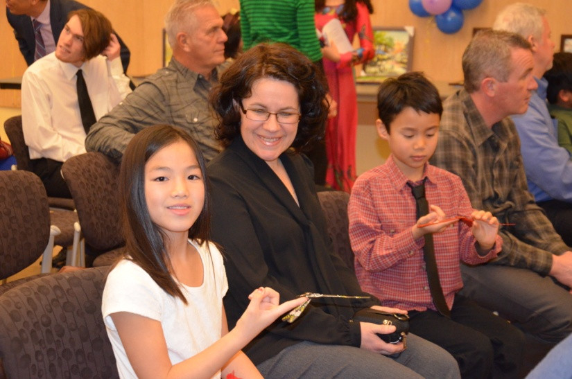 Vui vẻ chơi đùa cùng những con chuồn chuồn tre. (Ảnh: Lê Hoàng/Vietnam+)