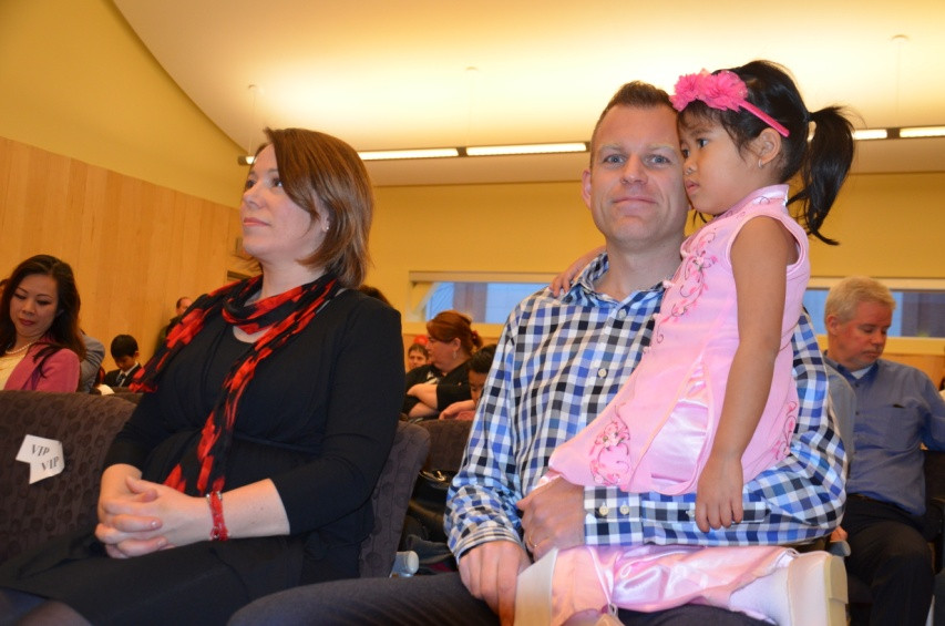 Ấm áp trong vòng tay bố mẹ nuôi. (Ảnh: Lê Hoàng/Vietnam+)