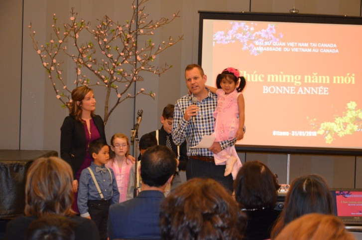 Đại diện các gia đình nhận con nuôi phát biểu cảm tưởng. (Ảnh: Lê Hoàng/Vietnam+)