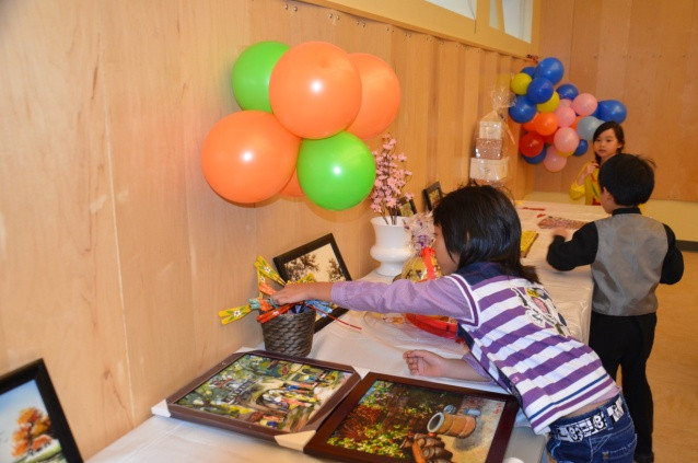 Đây là dịp để các bé nhớ về cội nguồn, quê hương, Tổ quốc. (Ảnh: Lê Hoàng/Vietnam+) 