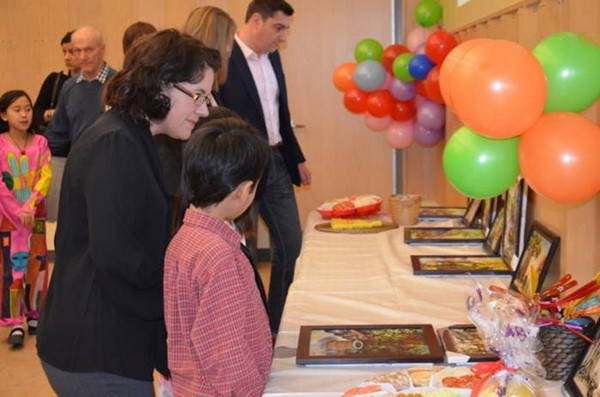 Các cháu rất thích những món đồ chơi và tranh ảnh đồng quê Việt Nam. (Ảnh: Lê Hoàng/Vietnam+)