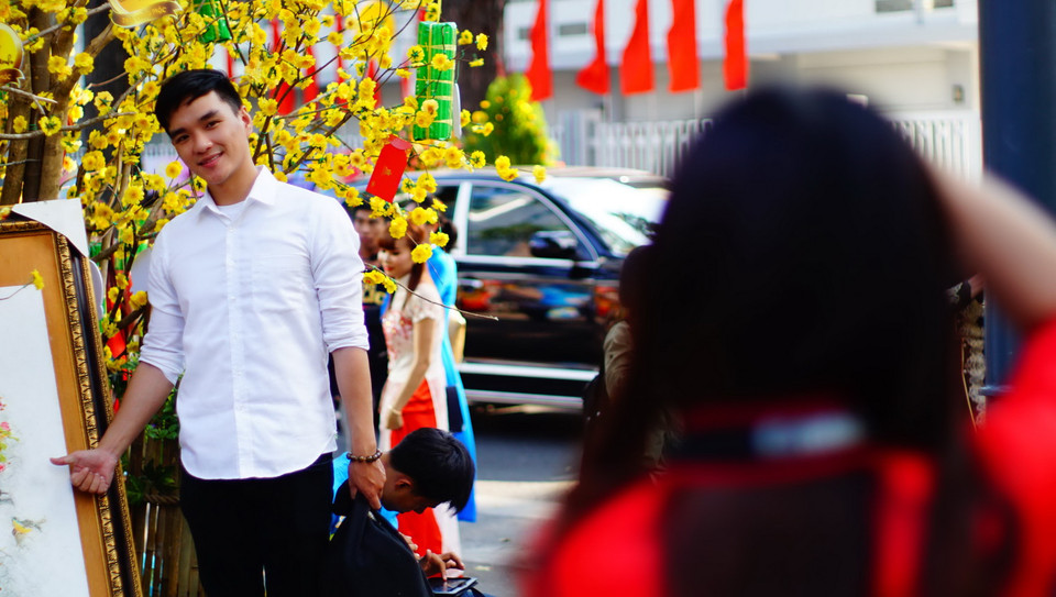 Không khí con phố thật náo nhiệt trong những ngày giáp Tết Nguyên đán. (Ảnh: Lưu Đạt/Vietnam+)