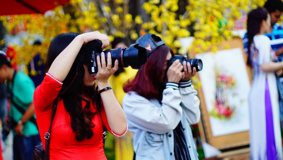 Nhiều bạn trẻ cũng tới đây để chụp ảnh. (Ảnh: Lưu Đạt/Vietnam+)