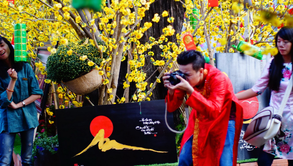 Cứ mỗi dịp giáp Tết Nguyên đán, phố Ông đồ lại trở thành địa điểm thu hút đông đảo người dân thành phố Hồ Chí Minh. (Ảnh: Lưu Đạt/Vietnam+)