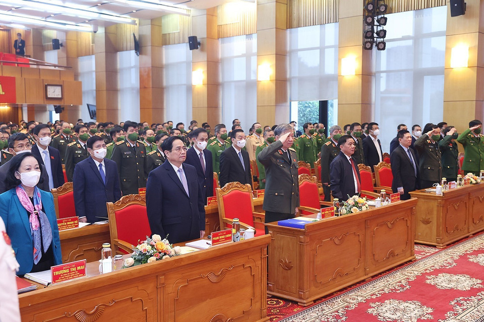 Thủ tướng Phạm Minh Chính với các đại biểu thực hiện nghi lễ chào cờ. (Ảnh: Dương Giang/TTXVN)