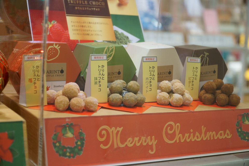 Những món quà thú vị nhân dịp Giáng sinh. (Ảnh: Vi Diệu/Vietnam+)