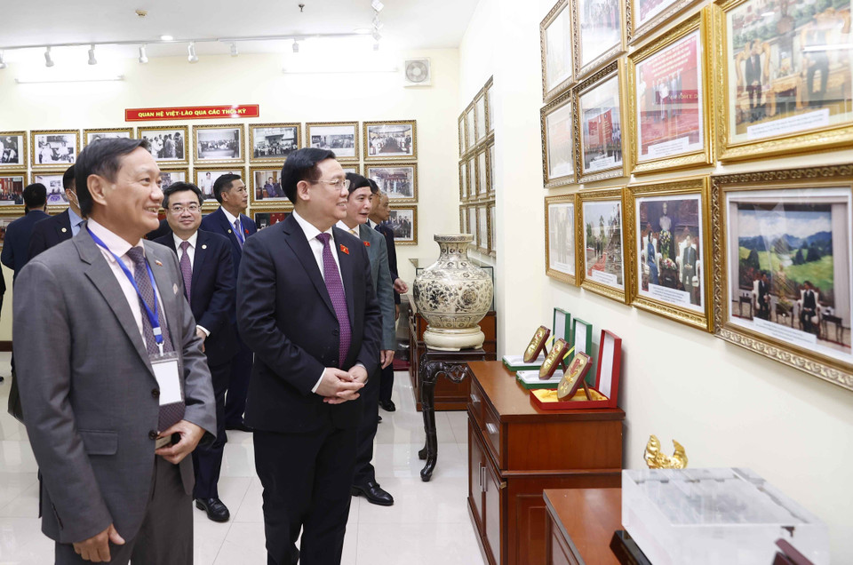 Chủ tịch Quốc hội Vương Đình Huệ thăm Phòng truyền thống của Đại sứ quán. (Ảnh: Doãn Tấn/TTXVN)