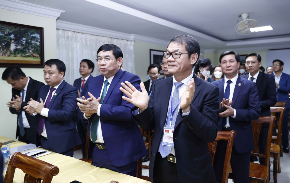 Cac đại biểu dự cuộc gặp chào mừng Chủ tịch Quốc hội Vương Đình Huệ tham dự buổi gặp gỡ cộng đồng doanh nghiệp Việt Nam tại Lào. (Ảnh: Doãn Tấn/TTXVN)