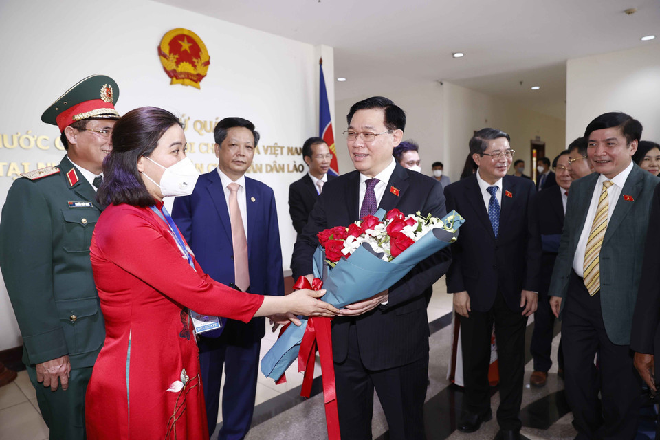 Cán bộ, nhân viên Đại sứ quán Việt Nam tại Lào tặng hoa đón Chủ tịch Quốc hội Vương Đình Huệ. (Ảnh: Doãn Tấn/TTXVN)