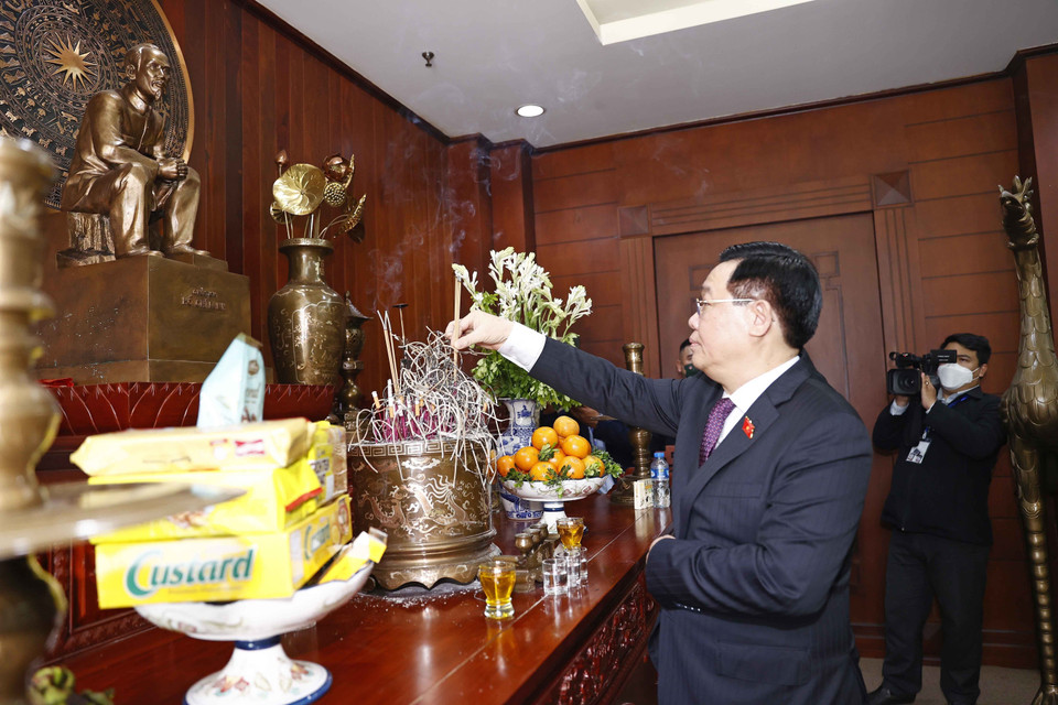 Chủ tịch Quốc hội Vương Đình Huệ và các đại biểu dâng hương tưởng nhớ Chủ tịch Hồ Chí Minh. (Ảnh: Doãn Tấn/TTXVN)