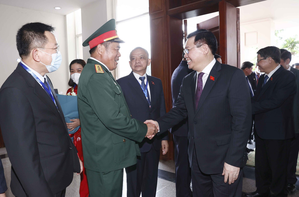 Chủ tịch Quốc hội Vương Đình Huệ với cán bộ, nhân viên Đại sứ quán Việt Nam tại Lào. (Ảnh: Doãn Tấn/TTXVN)