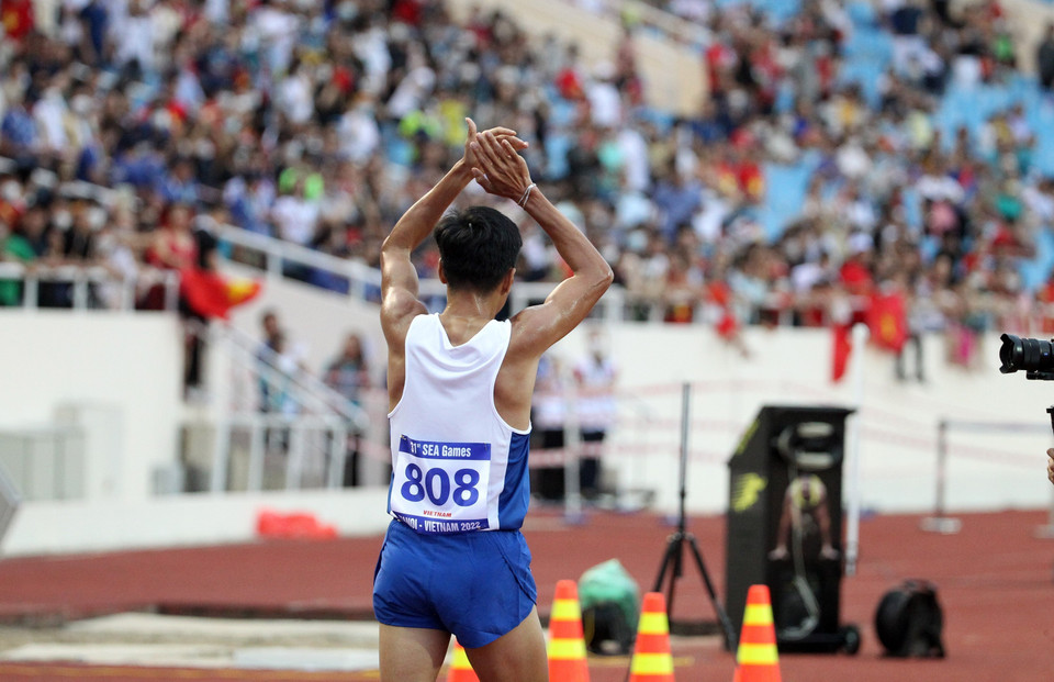 Vận động viên Nguyễn Văn Lai cảm ơn cổ động viên trên khán đài khi ủng hộ mình trong quá trình thi đấu. (Ảnh: Quốc Khánh/TTXVN)