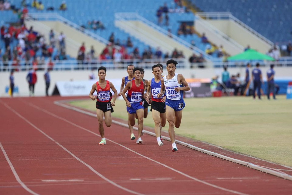 Vận động viên Nguyễn Văn Lai (số 808-Việt Nam) liên tục dẫn đầu trên đường đua chung kết chạy 5.000m nam. (Ảnh: Ngô Trần Hải An/Vietnam+)