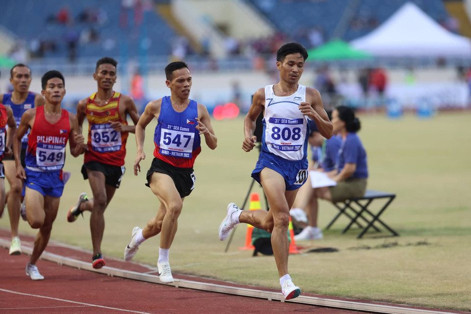 Vận động viên Nguyễn Văn Lai (số 808-Việt Nam) liên tục dẫn đầu trên đường đua chung kết chạy 5.000m nam. (Ảnh: Ngô Trần Hải An/Vietnam+)