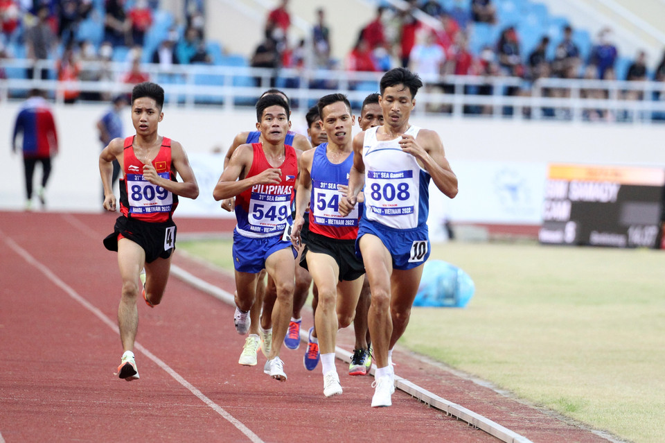 Vận động viên Nguyễn Văn Lai (số 808-Việt Nam) tranh tài trên đường đua chung kết chạy 5.000m nam. (Ảnh: Quốc Khánh/TTXVN)