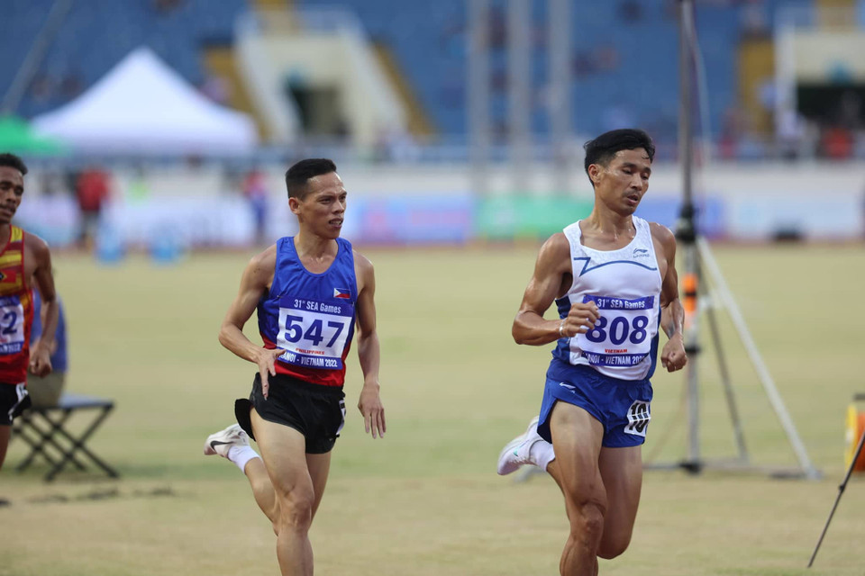 Các đối thủ cố gắng bám đuổi nhưng không theo kịp bước chạy của Nguyễn Văn Lai. (Ảnh: Ngô Trần Hải An/Vietnam+)