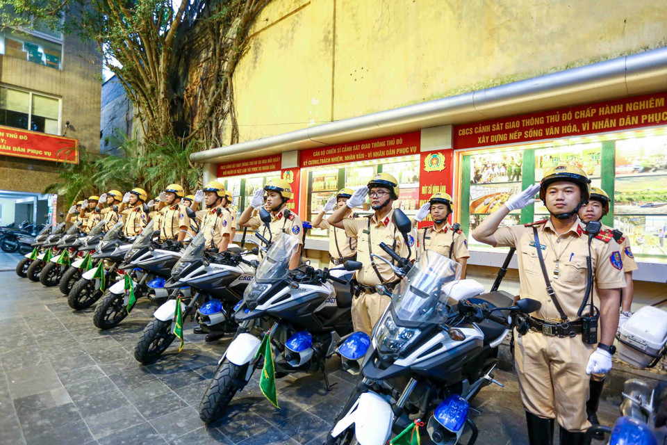 Lực lượng Cảnh sát Giao thông, Công an thành phố Hà Nội ra quân cao điểm đảm bảo trật tự an toàn giao thông. (Ảnh: Phạm Kiên/TTXVN)