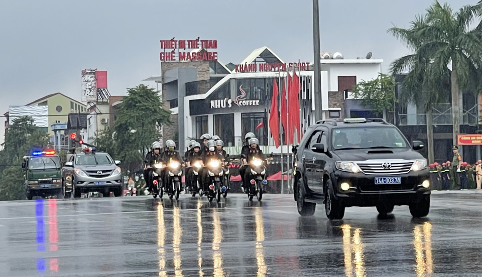 Công an tỉnh Quảng Trị diễu hành trên các tuyến đường tại thành phố Đông Hà. (Ảnh: Thanh Thủy/TTXVN)