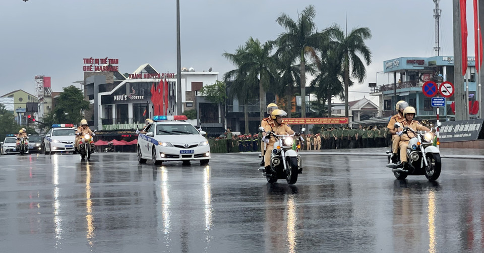 Công an tỉnh Quảng Trị diễu hành trên các tuyến đường tại thành phố Đông Hà. (Ảnh: Thanh Thủy/TTXVN)