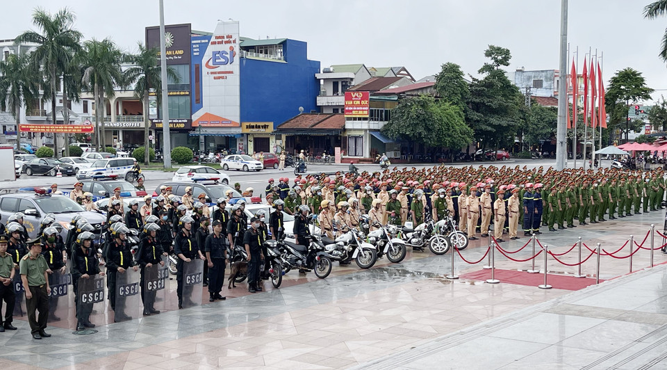 Công an tỉnh Quảng Trị tổ chức lễ ra quân cao điểm trấn áp tội phạm. (Ảnh: Thanh Thủy/TTXVN)