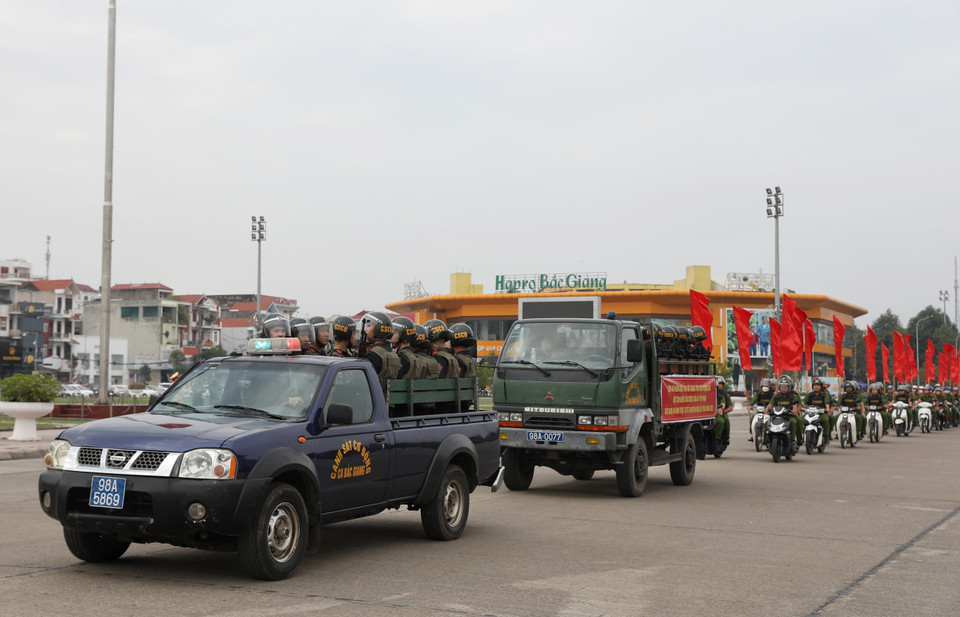 Đoàn diễu hành biểu dương lực lượng qua một số tuyến phố chính của thành phố Bắc Giang. (Ảnh: Danh Lam/TTXVN)