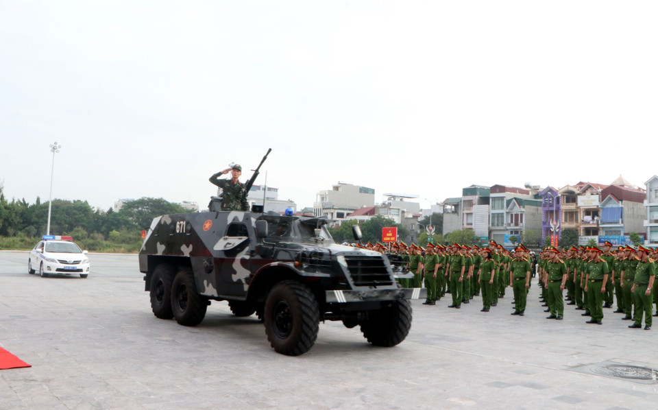 Các đơn vị công an tỉnh Hải Dương ra quân trấn áp tội phạm. (Ảnh: Mạnh Tú/TTXVN)