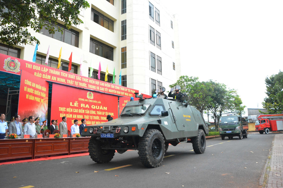 Các đơn vị công an tỉnh Đắk Lắk ra quân trấn áp tội phạm. (Ảnh: Tuấn Anh/TTXVN)