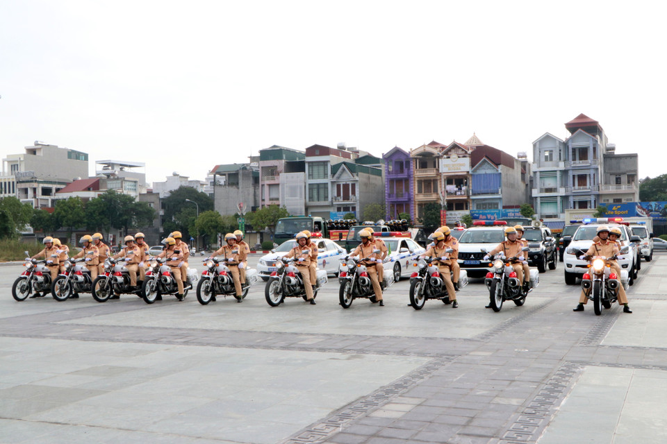 Các đơn vị công an tỉnh Hải Dương ra quân trấn áp tội phạm. (Ảnh: Mạnh Tú/TTXVN)