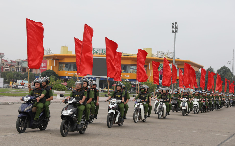Đoàn diễu hành biểu dương lực lượng qua một số tuyến phố chính của thành phố Bắc Giang. (Ảnh: Danh Lam/TTXVN)