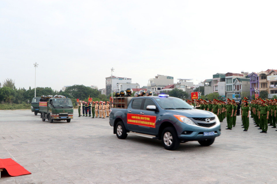 Các đơn vị công an tỉnh Hải Dương ra quân trấn áp tội phạm. (Ảnh: Mạnh Tú/TTXVN)