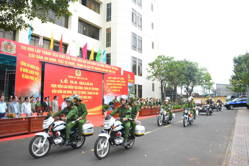 Các đơn vị công an tỉnh Đắk Lắk ra quân trấn áp tội phạm. (Ảnh: Tuấn Anh/TTXVN)