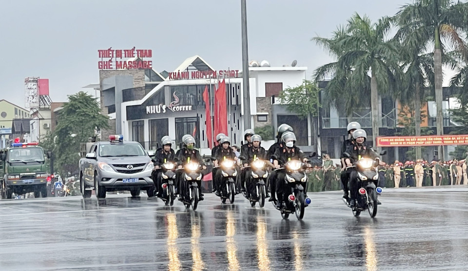 Công an tỉnh Quảng Trị diễu hành trên các tuyến đường tại thành phố Đông Hà. (Ảnh: Thanh Thủy/TTXVN)