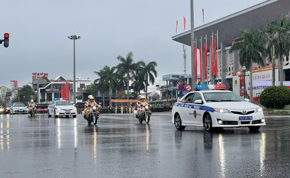Công an tỉnh Quảng Trị diễu hành trên các tuyến đường tại thành phố Đông Hà. (Ảnh: Thanh Thủy/TTXVN)