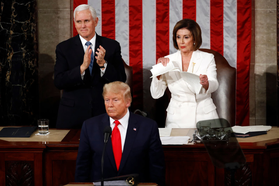 Chủ tịch Hạ viện Nancy Pelosi xé bản photo bài phát biểu của Tổng thống Donald Trump. (Ảnh: AP)
