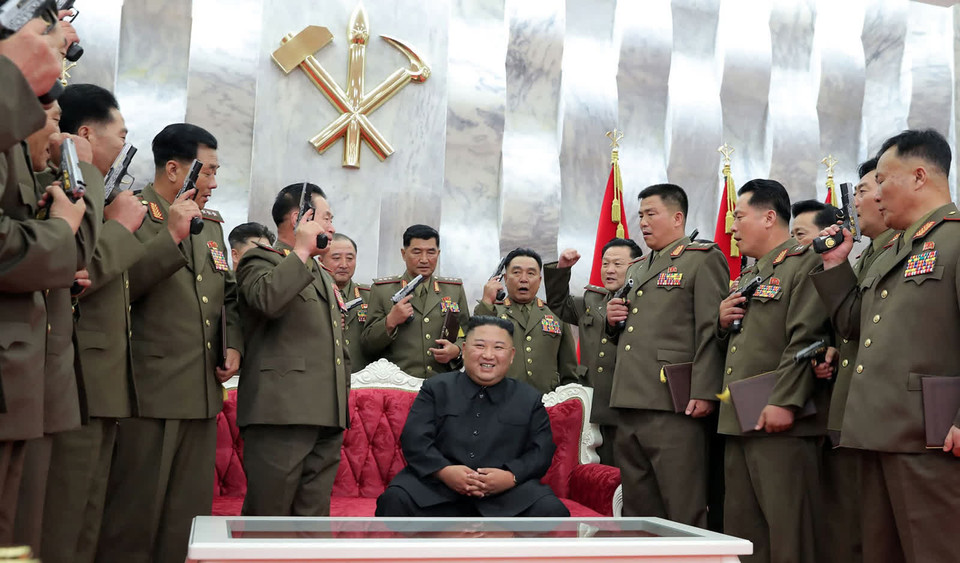 Ngày 27/7/2020: Các tướng lĩnh cấp cao quân đội Triều Tiên cầm súng lục là quà tặng từ nhà lãnh đạo Triều Tiên Kim Jong-un. (Ảnh: AFP)