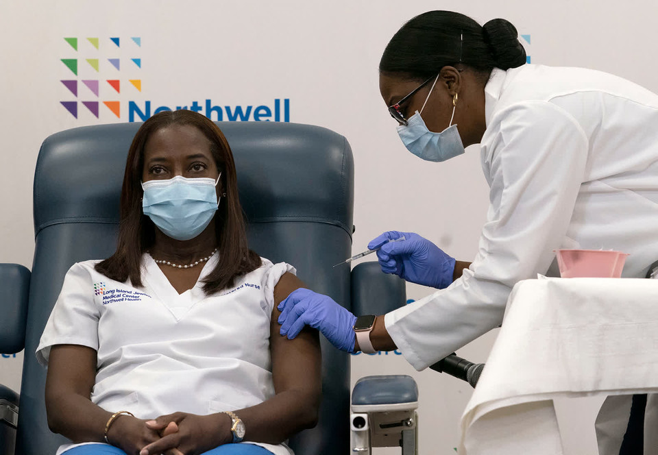 Ngày 14/12/2020: Tiêm vắcxin ngừa COVID-19 cho Sandra Lindsay, y tá tại phòng điều trị tích cực tại Trung tâm y tế Long Island, New York. Linsay là người đầu tiên tại New York được tiêm vắcxin do Pfizer/BioNTech sản xuất. (Ảnh: AP)