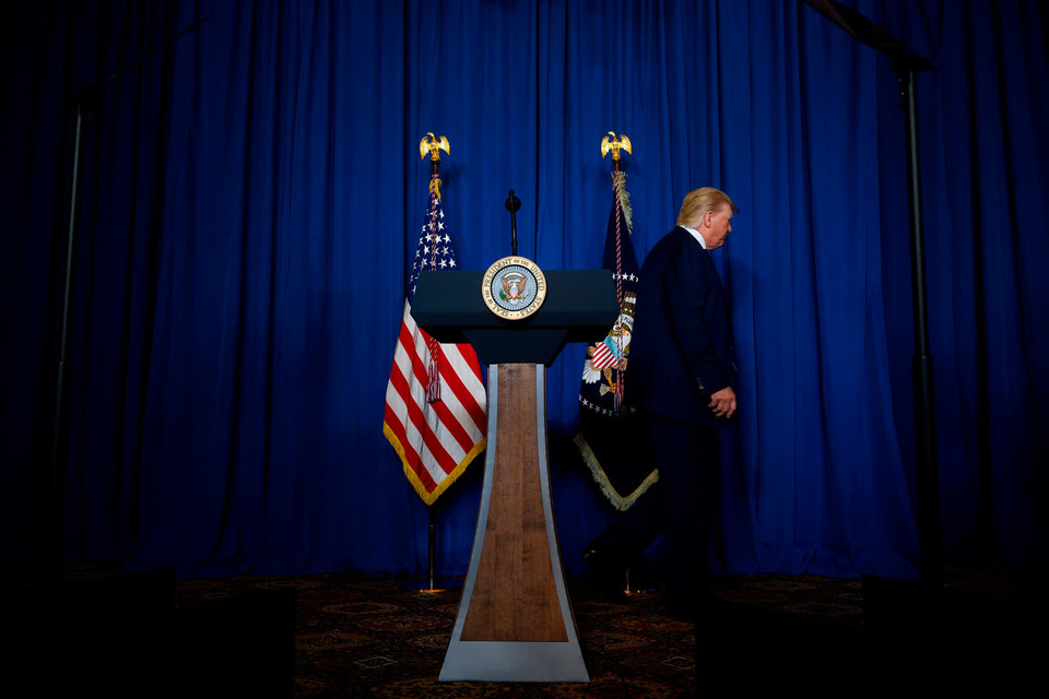 Ngày 03/1/2020: Tổng thống Mỹ Donald Trump rời buổi họp báo sau khi thông báo ông đã cho phép tiến hành vụ không kích giết hại Chỉ huy Lực lượng Quds của Iran, Tướng Qasem Soleimani. (Ảnh: AFP)