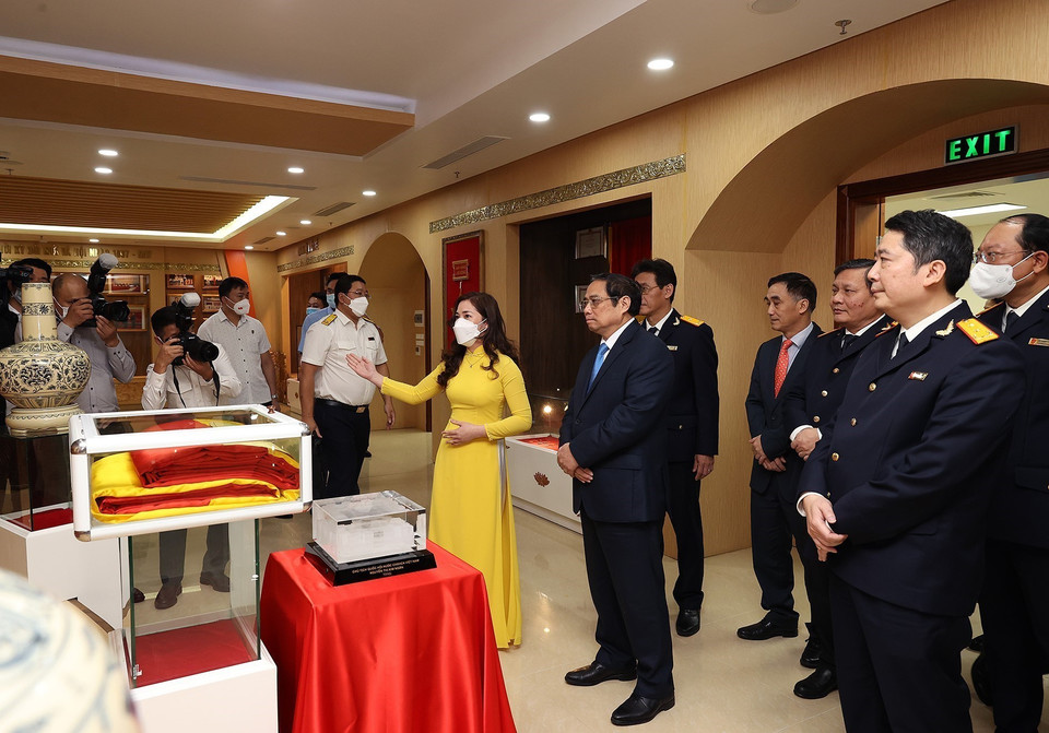 Thủ tướng Phạm Minh Chính tham quan Phòng truyền thống của Tổng Cục thuế. (Ảnh: Dương Giang/TTXVN)