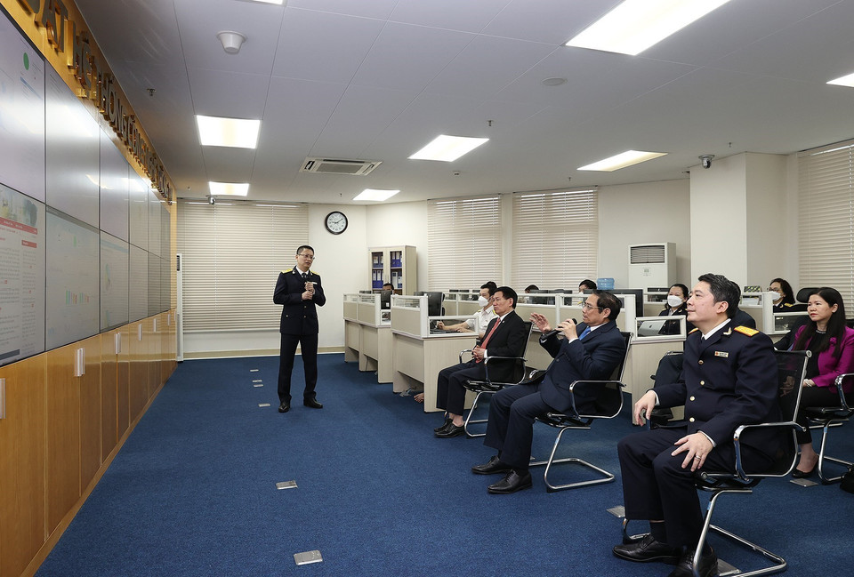 Thủ tướng Phạm Minh Chính thăm Trung tâm giám sát hệ thống công nghệ thông tin của Tổng Cục thuế. (Ảnh: Dương Giang/TTXVN)