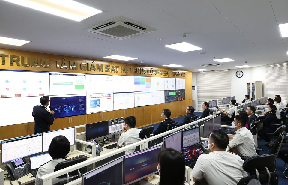 Thủ tướng Phạm Minh Chính thăm Trung tâm giám sát hệ thống công nghệ thông tin của Tổng Cục thuế. (Ảnh: Dương Giang/TTXVN)