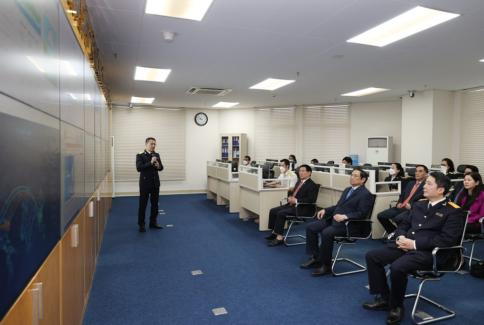 Thủ tướng Phạm Minh Chính thăm Trung tâm giám sát hệ thống công nghệ thông tin của Tổng Cục thuế. (Ảnh: Dương Giang/TTXVN)