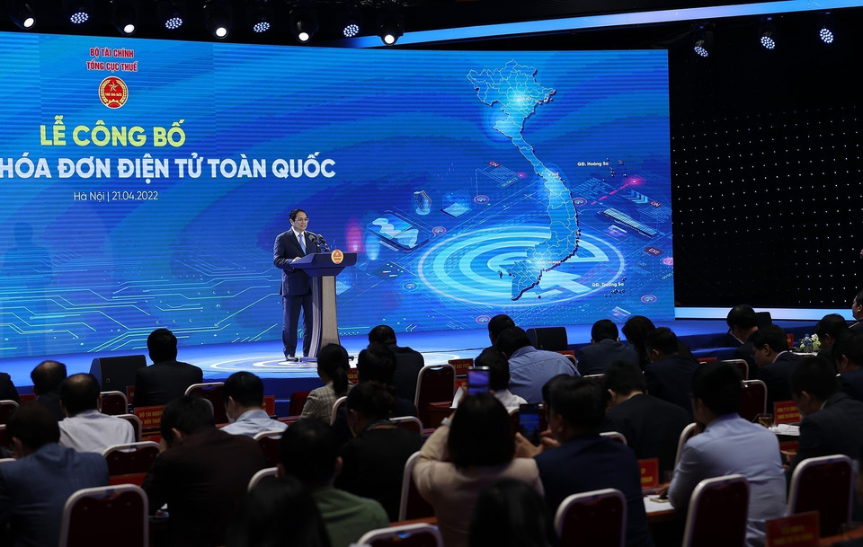 Thủ tướng Phạm Minh Chính và lãnh đạo Bộ Tài chính và Tổng Cục thuế thực hiện nghi thức kích hoạt Hệ thống hoá đơn điện tử toàn quốc. (Ảnh: Dương Giang/TTXVN)