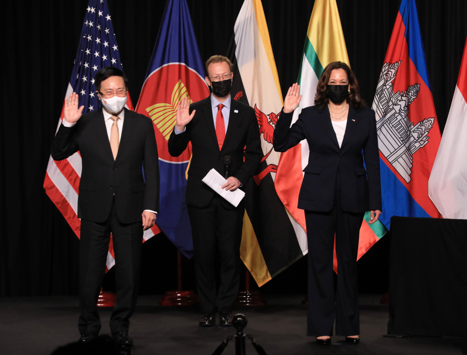 Phó Tổng thống Hoa Kỳ Kamala Harris và Phó Thủ tướng Phạm Bình Minh tại Lễ khai trương Văn phòng CDC Đông Nam Á của Hoa Kỳ tại Hà Nội. (Ảnh: Lâm Khánh/TTXVN)