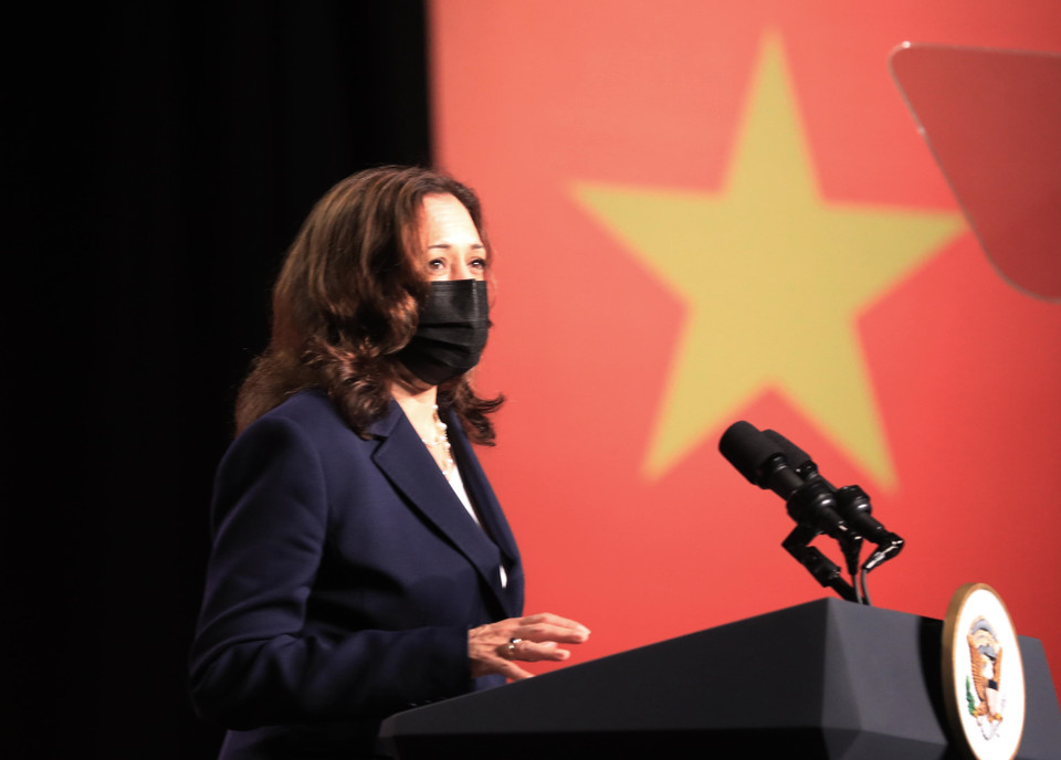 Phó Tổng thống Hoa Kỳ Kamala Harris phát biểu tại Lễ khai trương Văn phòng Đông Nam Á của Trung tâm Phòng ngừa và Kiểm soát Bệnh tật Hoa Kỳ (USCDC) tại Hà Nội. (Ảnh: Lâm Khánh/TTXVN)