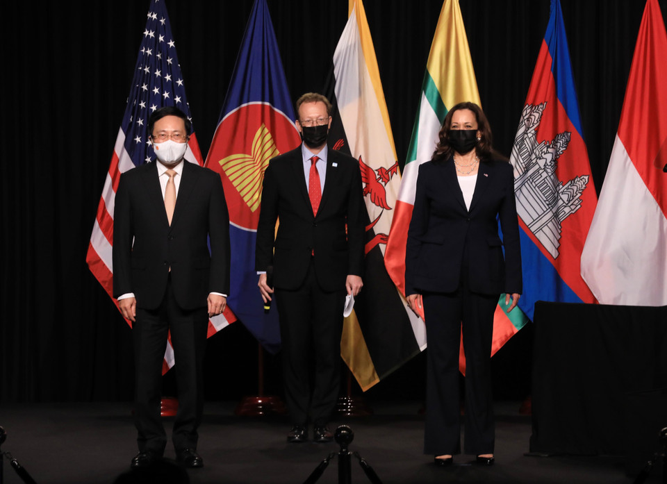 Phó Tổng thống Hoa Kỳ Kamala Harris và Phó Thủ tướng Phạm Bình Minh tại Lễ khai trương Văn phòng CDC Đông Nam Á của Hoa Kỳ tại Hà Nội. (Ảnh: Lâm Khánh/TTXVN)